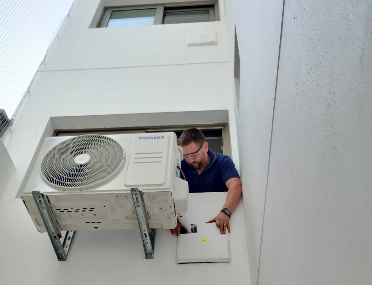 Técnico instalando un aire acondicionado